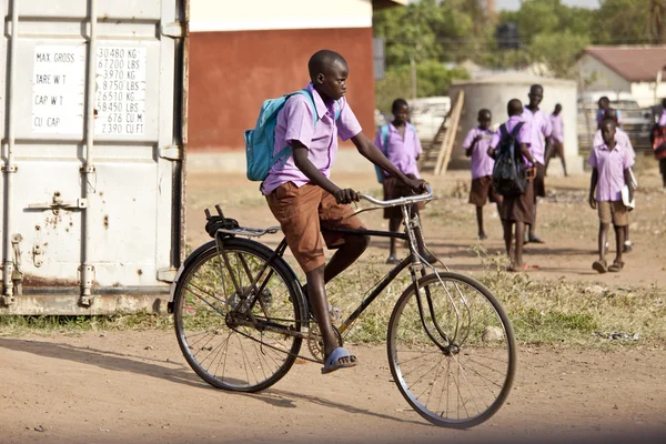 Estudiante de bicicleta en África — Foto de Stock