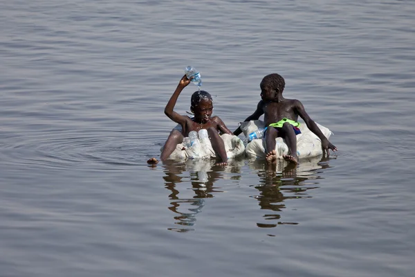 Bambini che galleggiano lungo il Nilo — Foto Stock