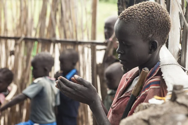 南スーダンの子供を祈って — ストック写真