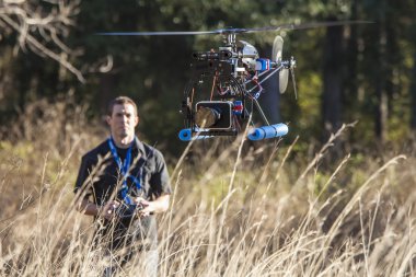 adam uçan uav helikopter