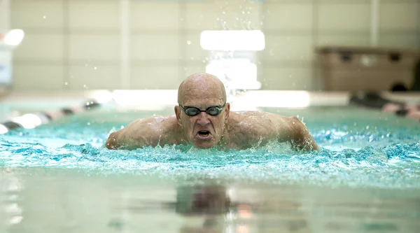 Starší muž plavání konkurenčně — Stock fotografie