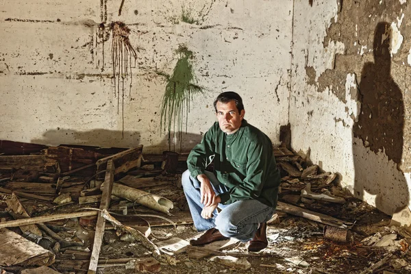 Man and ruined home — Stock Photo, Image