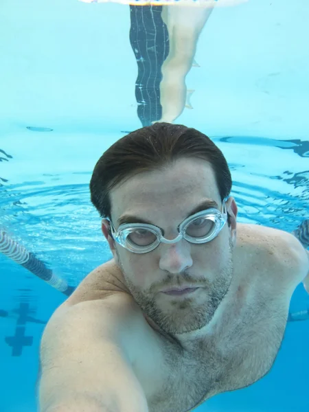 Man swimming underwater — Stock Photo, Image