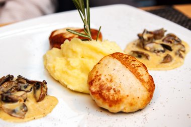 Tavuk pirzola ve mantar sosu ile patates püresi