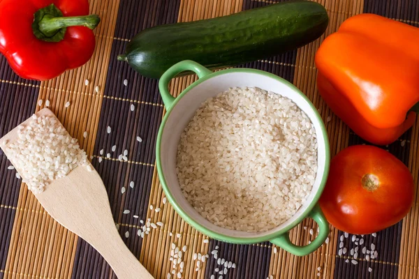 Ainda assim, consistindo de arroz e legumes frescos em uma esteira de bambu — Fotografia de Stock