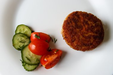 Ev pirzola ve beyaz bir tabakta sebze