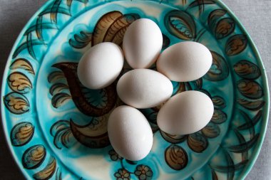 Tavuk yumurtası büyük bir tepside boyanır