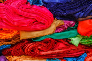 Dağınık kazık renkli bez.