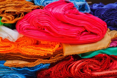 Dağınık kazık renkli bez.