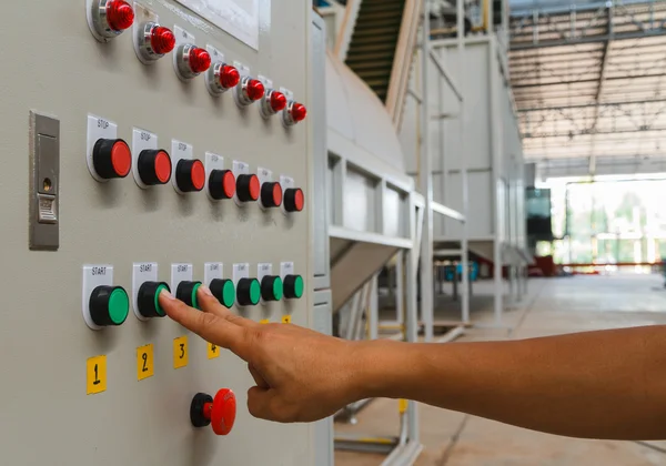 İşaret parmağı ve orta parmak dokunmatik üzerinde Yeşil Başlat düğmeleri.