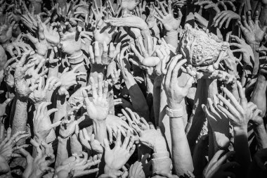 cehennemden gelen eller heykeli.