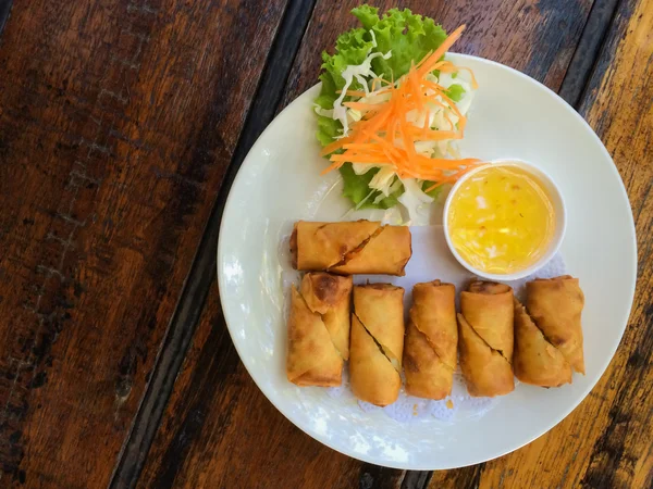 Rollos de primavera con salsa de inmersión . — Foto de Stock