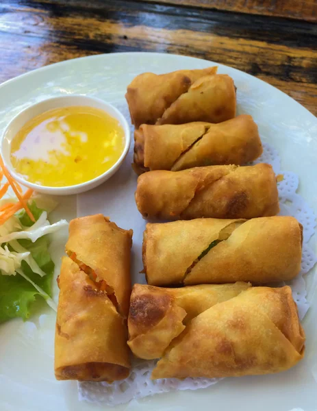 Spring rolls with dipping sauce. — Stock Photo, Image