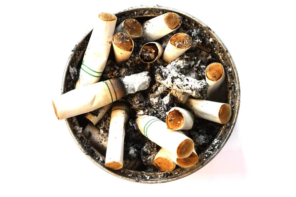 Окурки сигарет, выброшенные в пепельницу . Лицензионные Стоковые Изображения