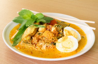 Tavuk soslu kızarmış noodle