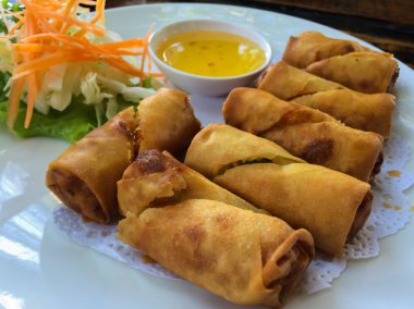 Böreği daldırma sos ile