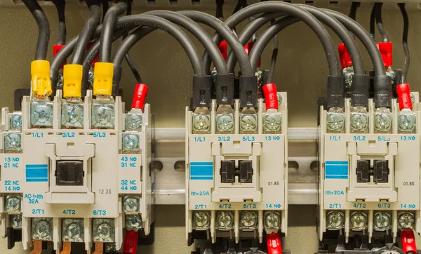 Ön yüzü gösteren anahtarlar ve kablolama