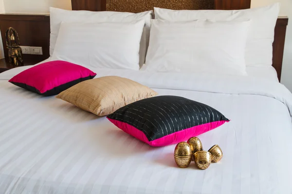 Beyaz yatak yastık ile 