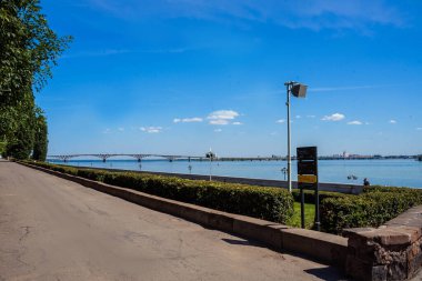 Köprüye bakan ve gökyüzüne bakan set.