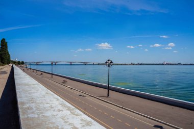 Köprüye bakan ve gökyüzüne bakan set.