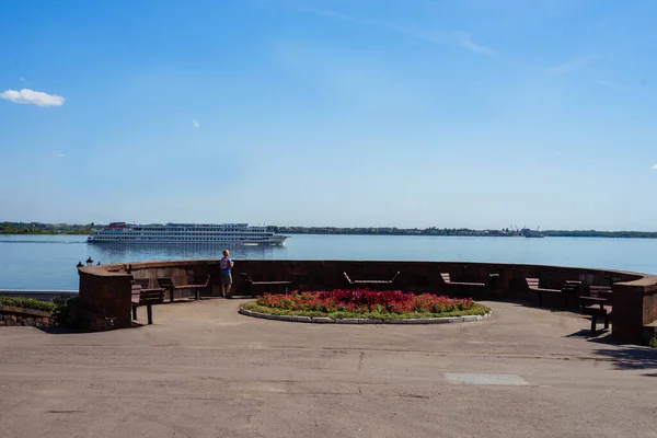 Remblai surplombant le pont et contre le ciel — Photo