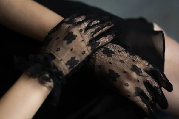 Manos femeninas en guantes de encaje negro — Foto de Stock