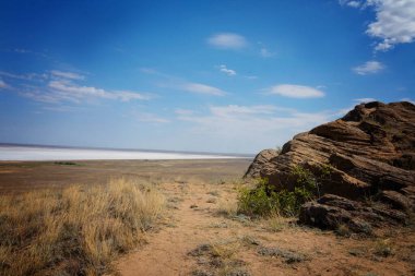 Mavi gökyüzüne karşı tuz gölü ve dağlar