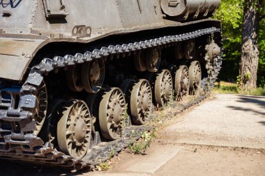 Büyük bir tankın tekerlekleri tırtıl şeklinde.