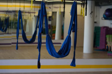 Koridorda yoga için mavi hamak var.