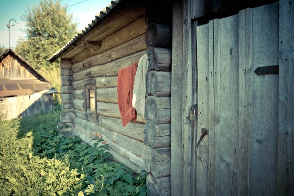 Antigua casa de baños de madera con ventana y puerta — Foto de Stock
