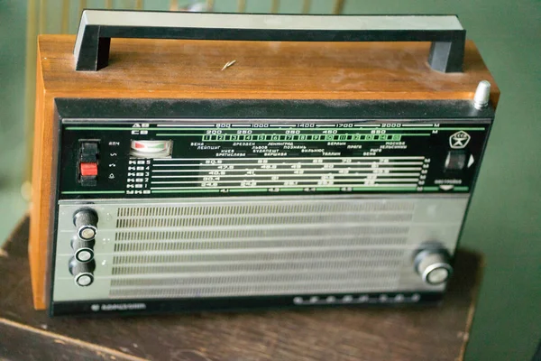 Rádio com botões na mesa — Fotografia de Stock