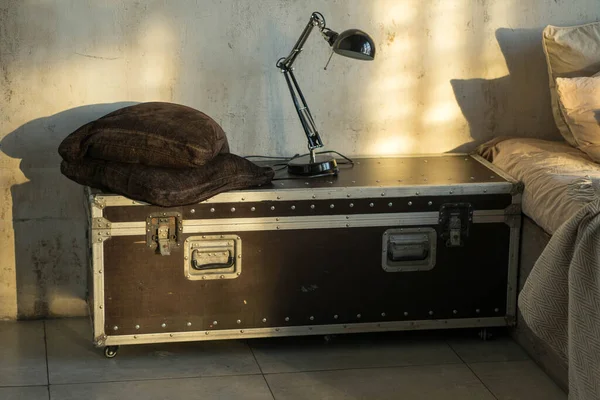 Старый коричневый чемодан стоит на полу — стоковое фото
