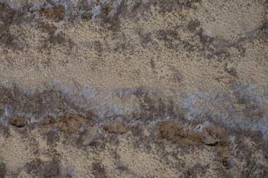 Nehrin kenarında nehir kumu desenli bir arazi.