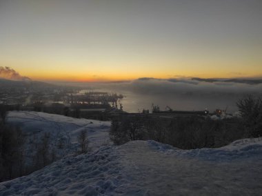 Gözlem güvertesinden kışın Kuzey Buz Denizi manzarası