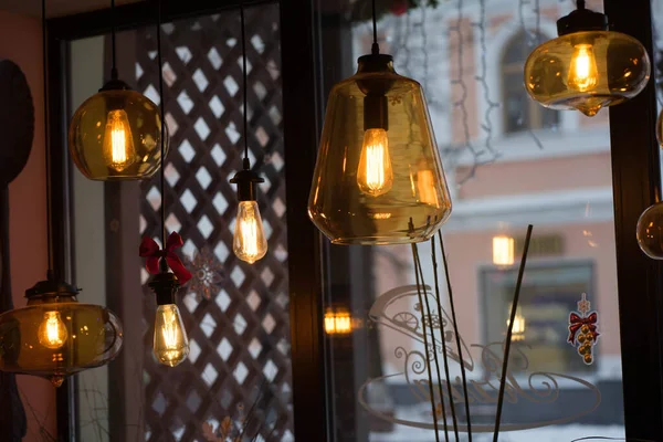Gelbe Lampen hängen im Café von der Decke — Stockfoto