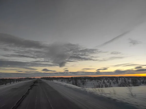 Země Pokryta Bílým Sněhem Slunce Svítí Oblasti Murmanska — Stock fotografie