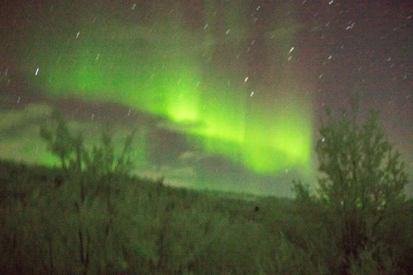 冬季摩尔曼斯克地区的绿色北极光 — 图库照片