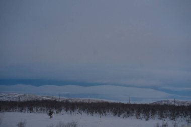 Bulutlu bir kış yolunda şafak vakti