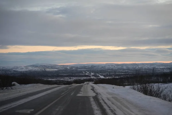 Hajnal a téli úton felhőkkel — Stock Fotó