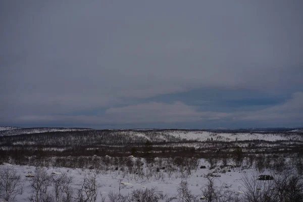 Рассвет на зимней дороге с облаками — стоковое фото