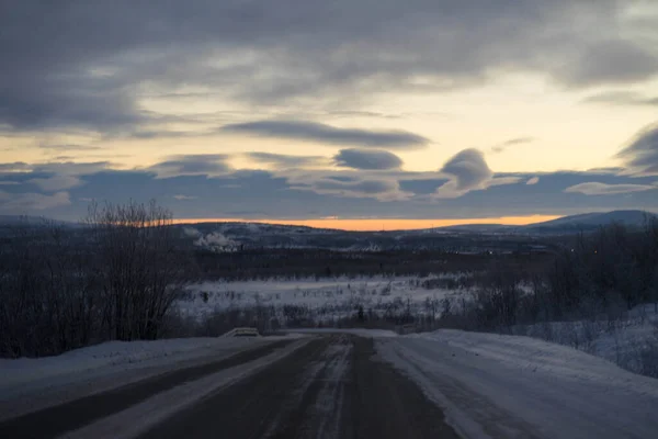 Svítání na zimní cestě s mraky — Stock fotografie