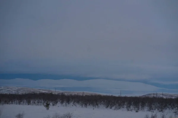 Рассвет на зимней дороге с облаками — стоковое фото