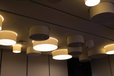 Tavandan sarkan sarı lambalar.