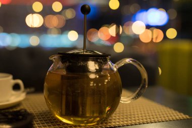 Çay için cam çaydanlık ve sapı masanın üzerinde duruyor.