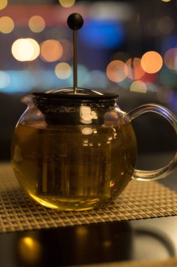 Çay için cam çaydanlık ve sapı masanın üzerinde duruyor.