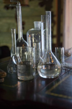 Masanın üzerinde şeffaf mataralar ve damarlar var.