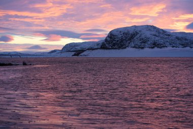 Kuzey Buz Denizi Kızıl Günbatımında Bulutlarla