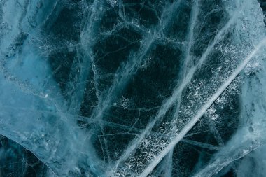 Gölde şeffaf buzda beyaz çatlaklar