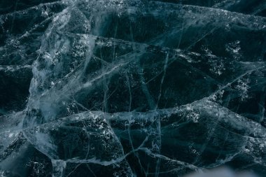 Gölde şeffaf buzda beyaz çatlaklar