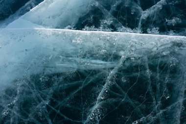 Gölde şeffaf buzda beyaz çatlaklar